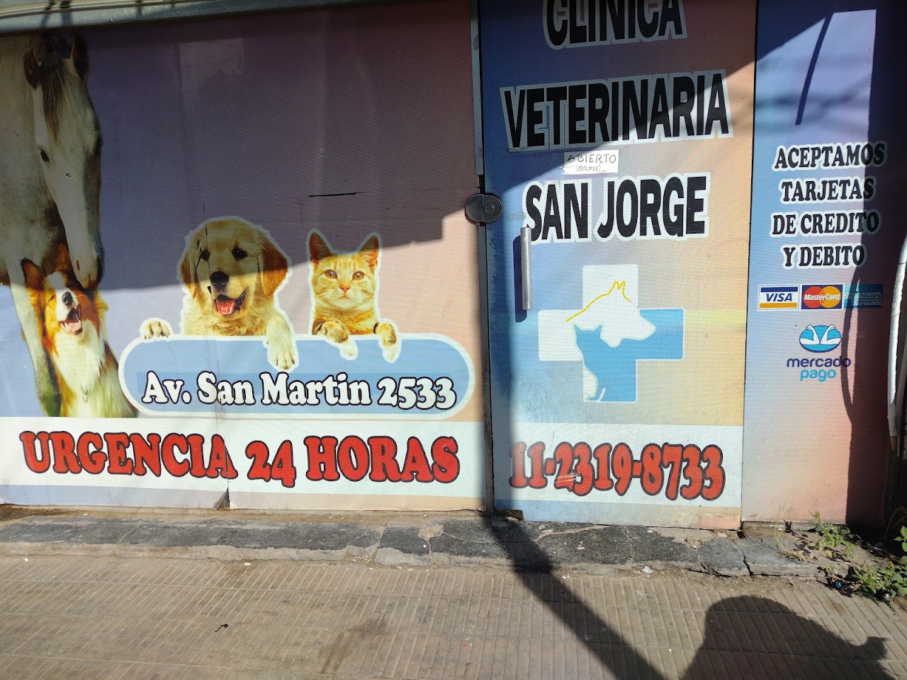 Fachada y acceso principal de la clínica en Ituzaingó